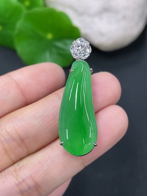 F41934362 翡翠镶嵌福瓜吊坠 18k 配镶钻石 货品总约重7g