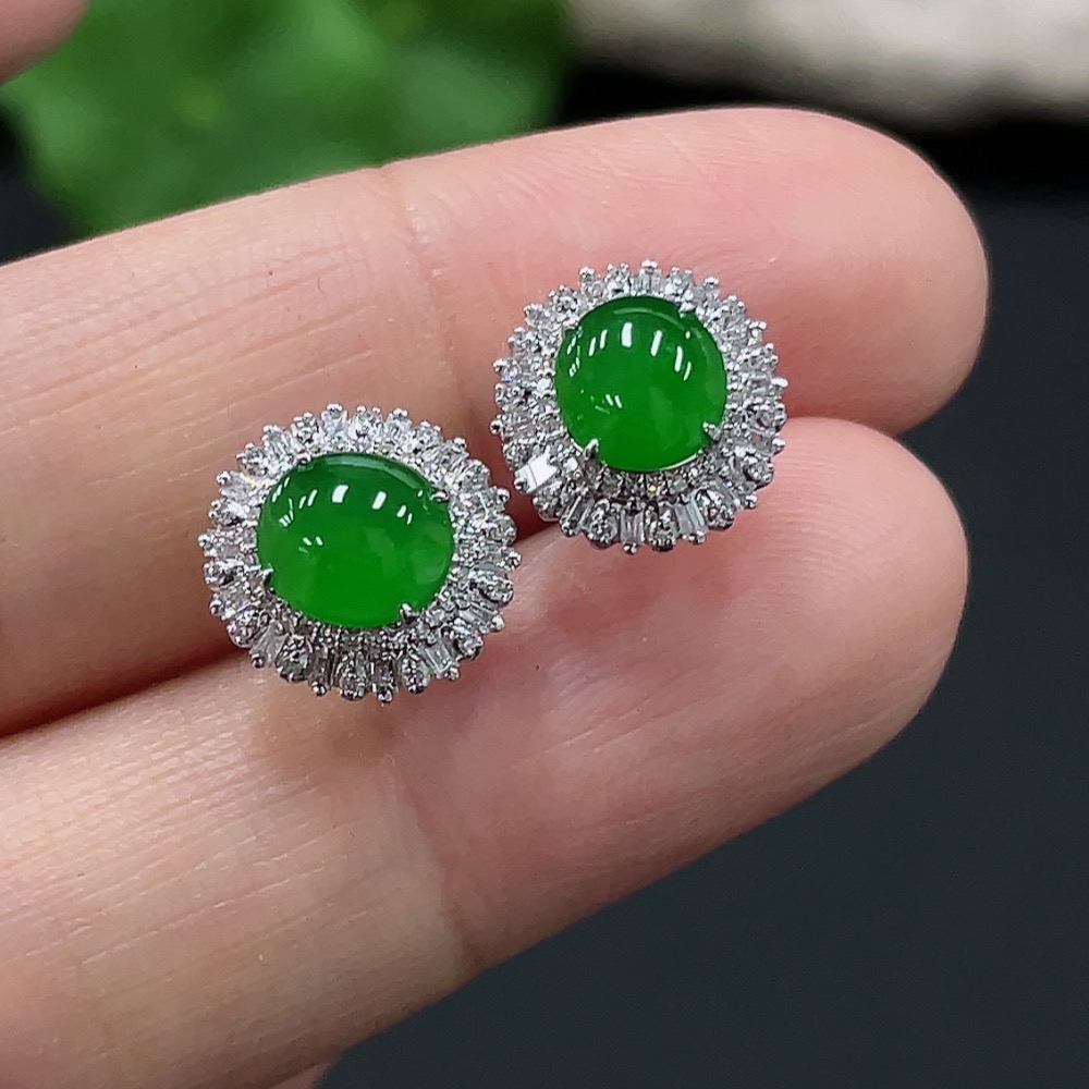 F26031151 Jadeite Cabochon Earrings Set in 18K Gold, Total Weight Approx. 2.6g