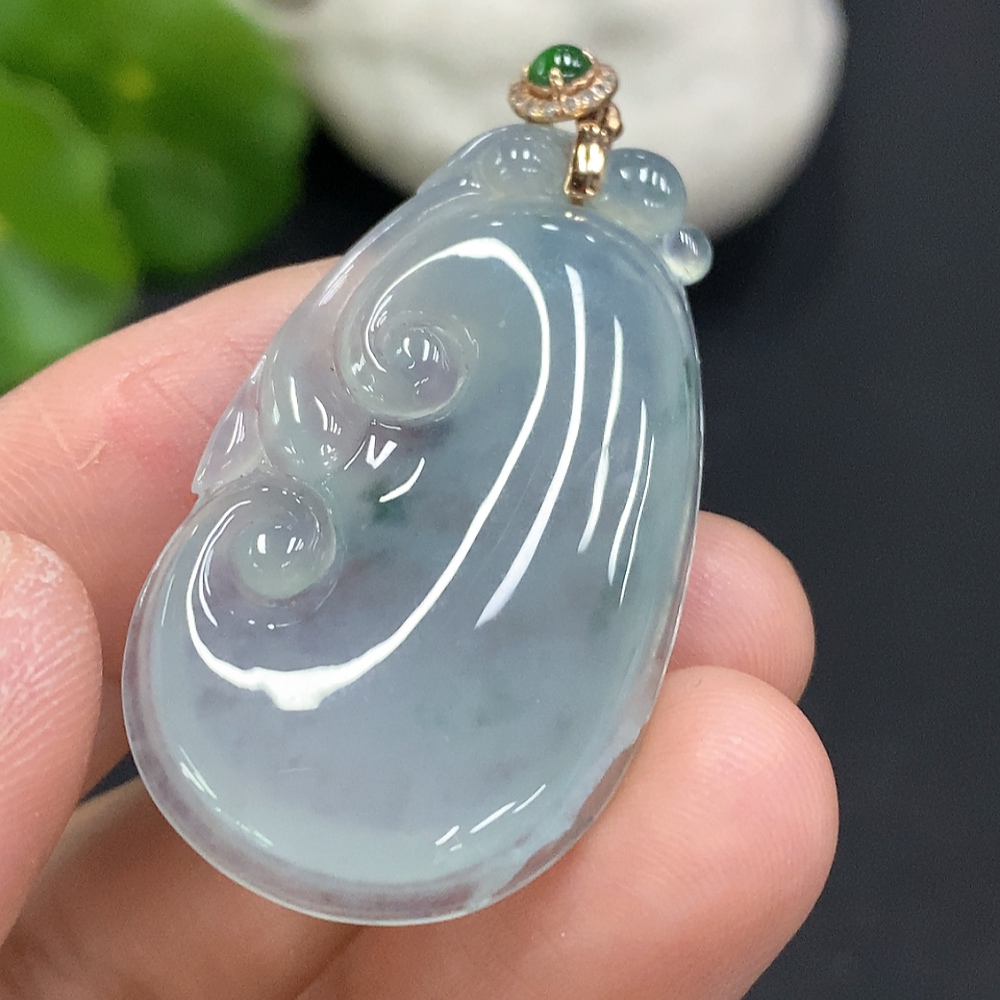 F32701987 Jadeite Ruyi Pendant with 18K Gold Bail Total Weight Approx. 6.7g (Diamond Accent)(Cracked)