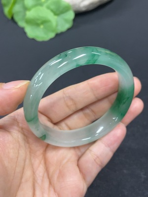 H42954295 非洲翠（独龙玉）正圈手镯 圈口51.6  货品总重约33.3g