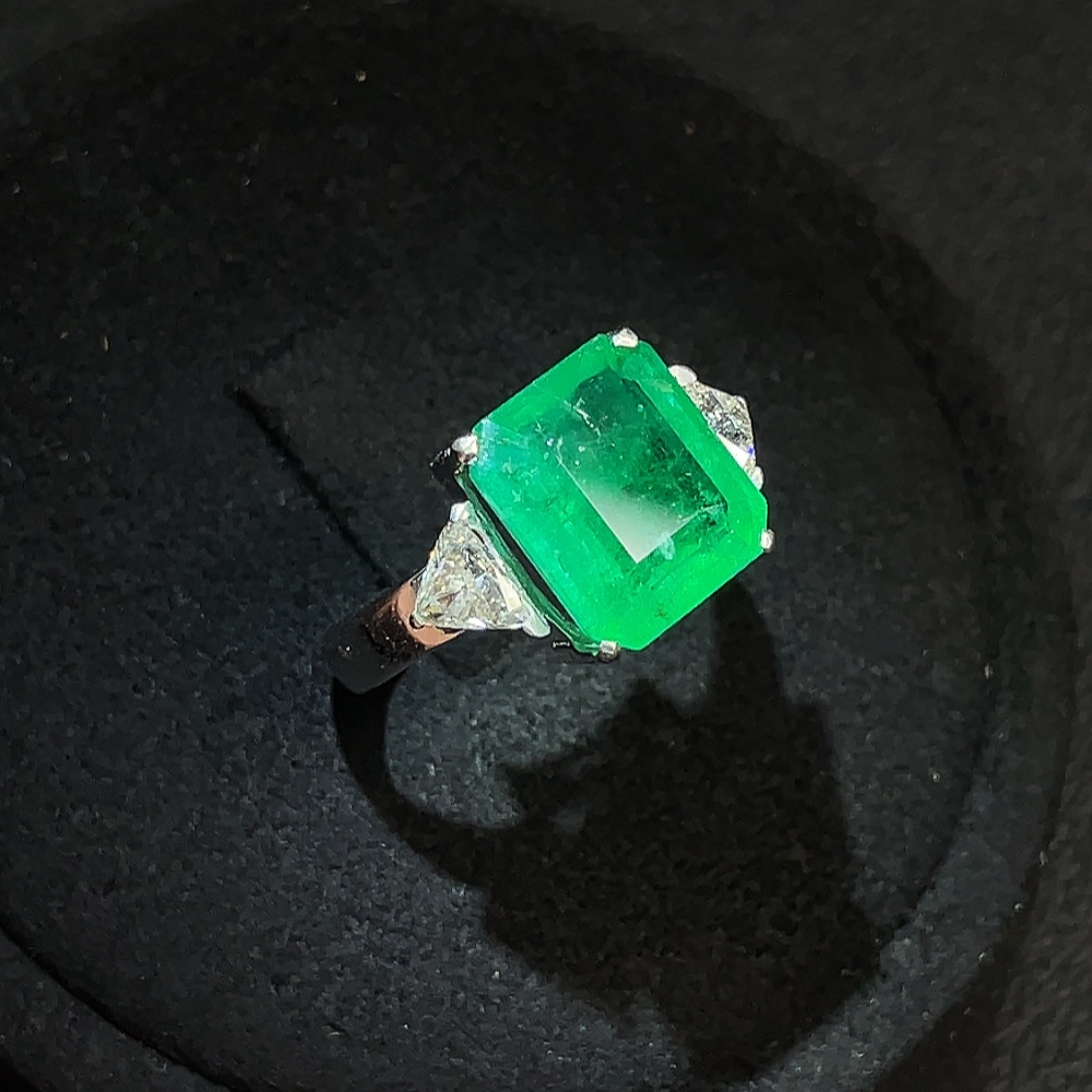 C27049122 Emerald Ring Clarity Enhanced 18K Gold Total Weight Approx. 6.27g Size 18 GGL Certificate: Minor Oil Brazil Origin Vivid Green