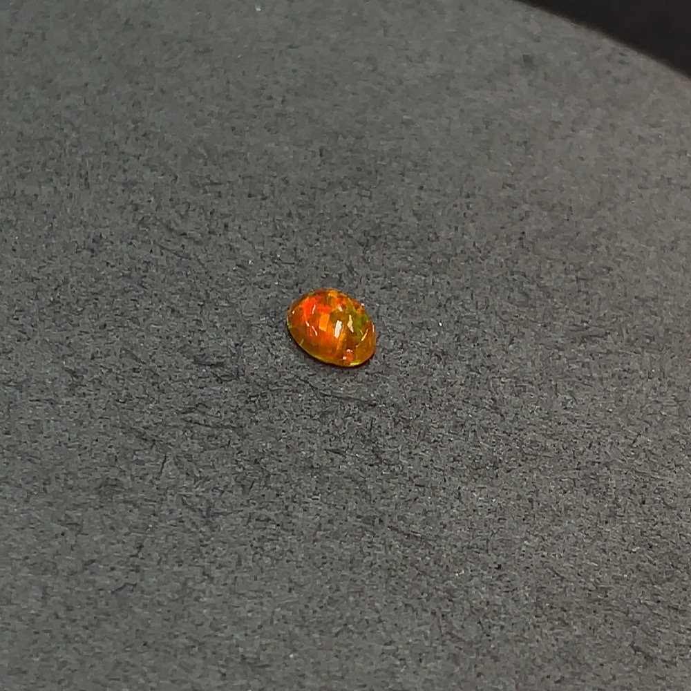 C32785569 Opal loose stone, color origin undetermined, total weight approximately 0.75 carat