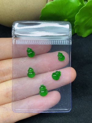 F45335417 翡翠葫芦戒面 一手走 总重约2g