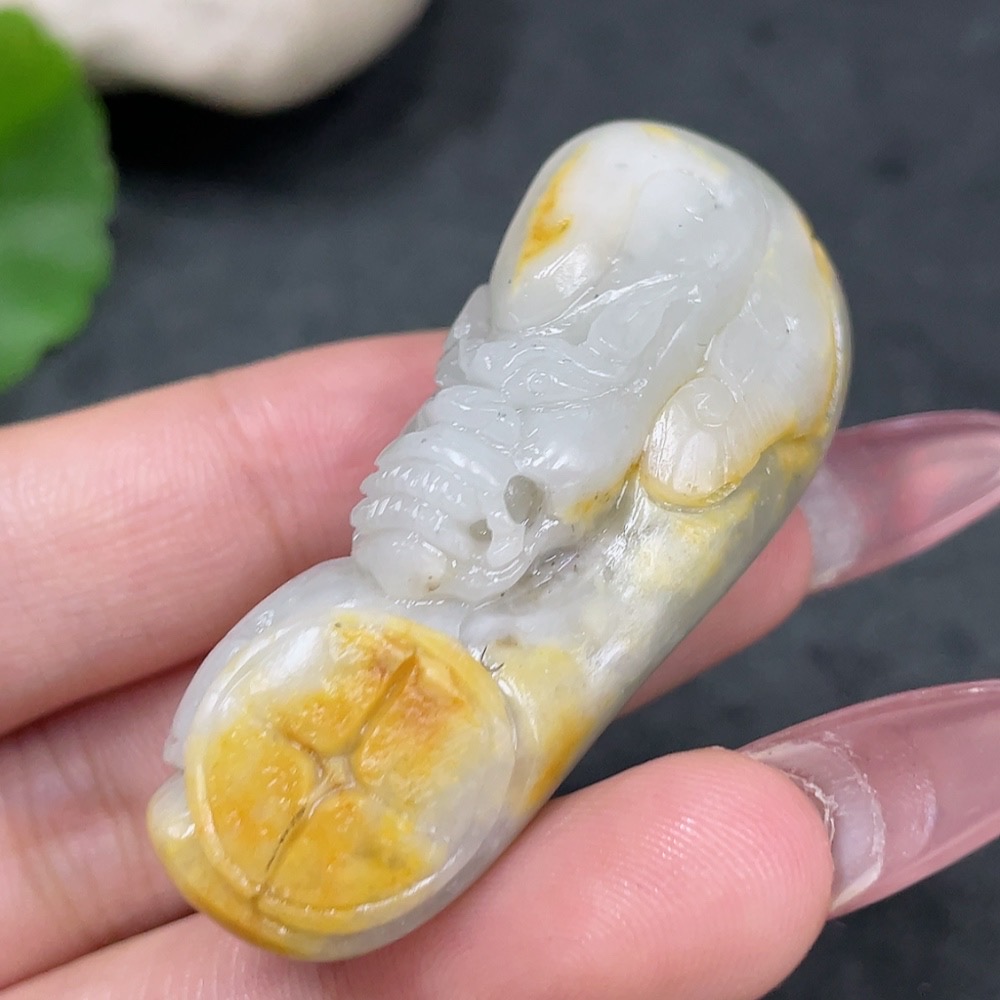 H33944357 Hetian Jade Pendant - Auspicious Beast, undetermined skin color origin, contains other mineral components, total weight approx. 31.6g