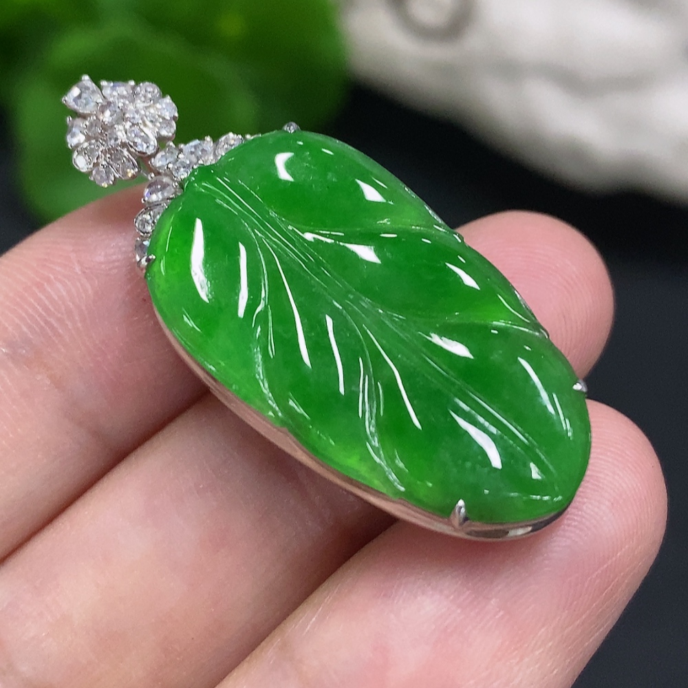 F30568984 Jadeite leaf inlaid pendant 18K gold total weight about 5.9g (with diamond accents)