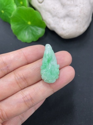 F41934295 翡翠白菜挂件 货品总重约3.38g