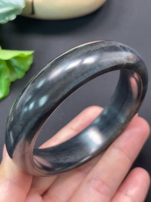 H45454285 和田玉正圈手镯 含其他矿物成分 圈口60.8mm 总重约70.29g