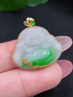 F34013877 Jadeite Buddha Pendant with 18K Gold Clasp, Main Body Contains 58% Gold, Total Weight Approximately 4.44g