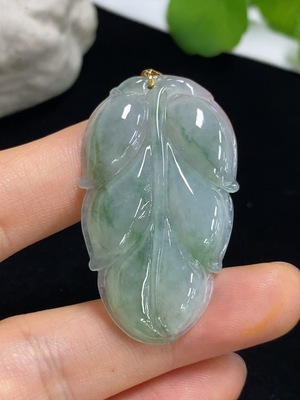 F42977455 翡翠叶子挂件 18k 非钻（钻太小无法确定天然成因）货品总重约8.25克