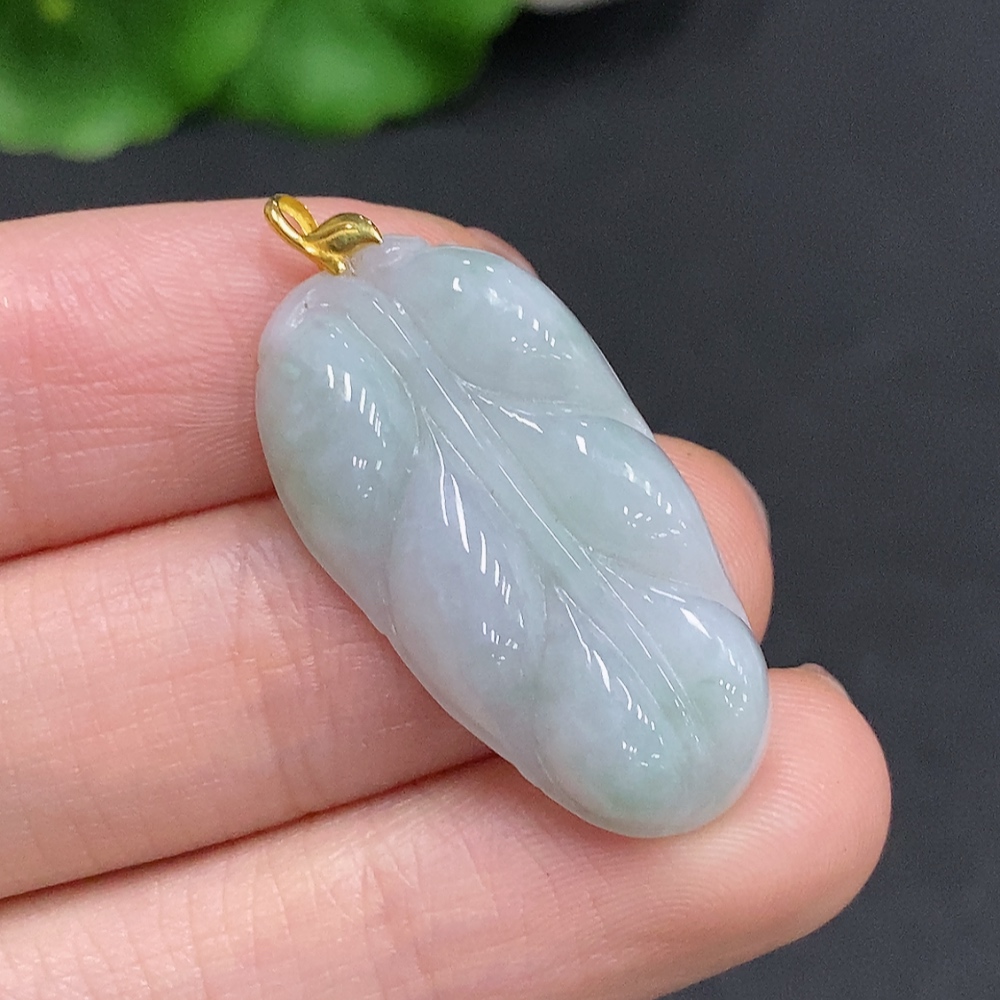 F35079623 Jadeite Leaf Pendant with 18K Gold Clasp, Total Weight Approximately 4.9g