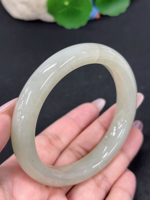 H46586911 和田玉正圈手镯 圈口60.4 货品总重约64.4g 修补