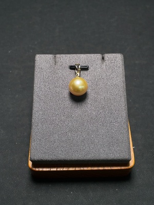 C34987906 Seawater Pearl Earrings Non-Diamond Color Origin Undetermined Containing 58% Gold Total Weight Approximately 3.32g