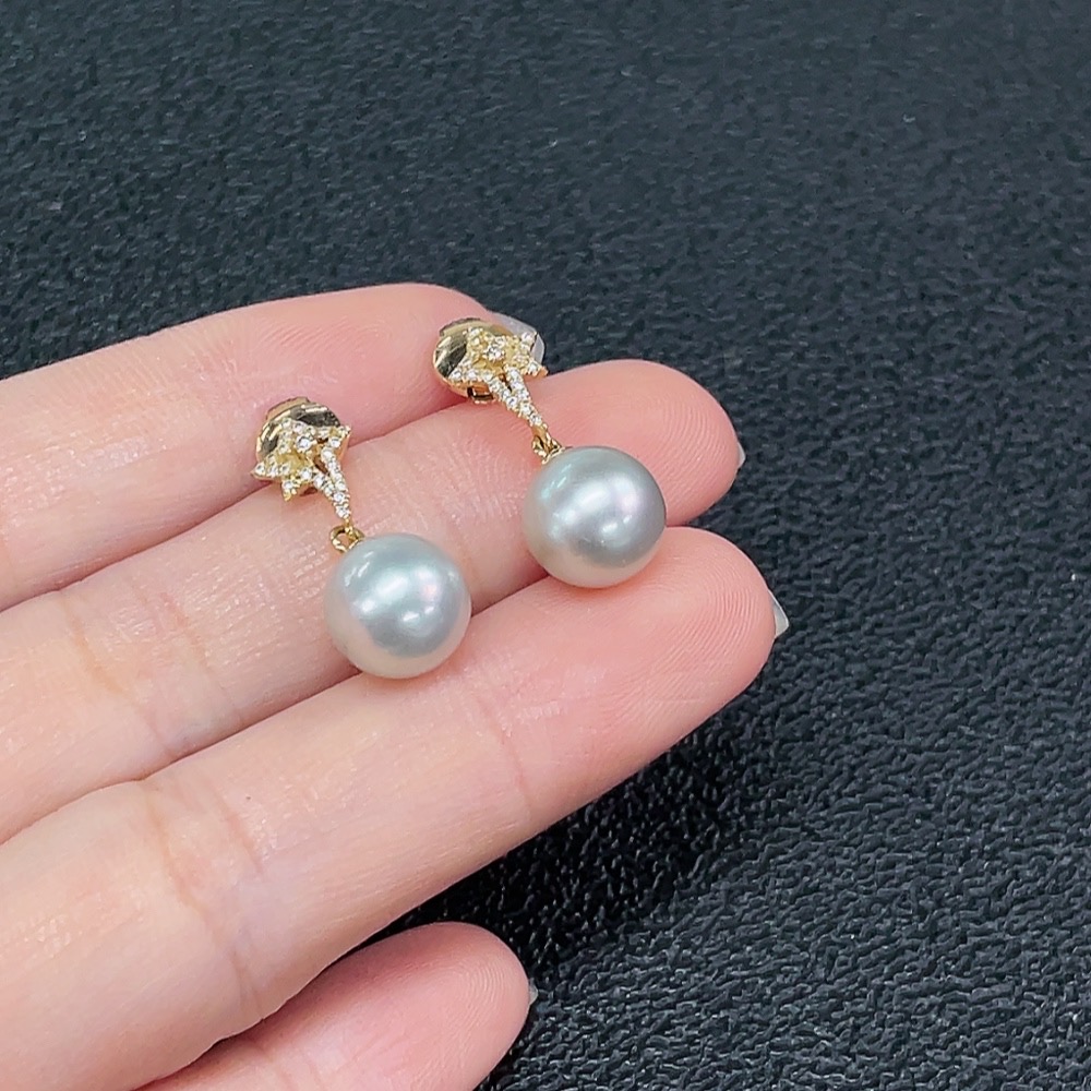 C33891523 18k seawater pearl earrings, color origin undetermined, total weight approx. 3.53g, size approx. 8.7mm