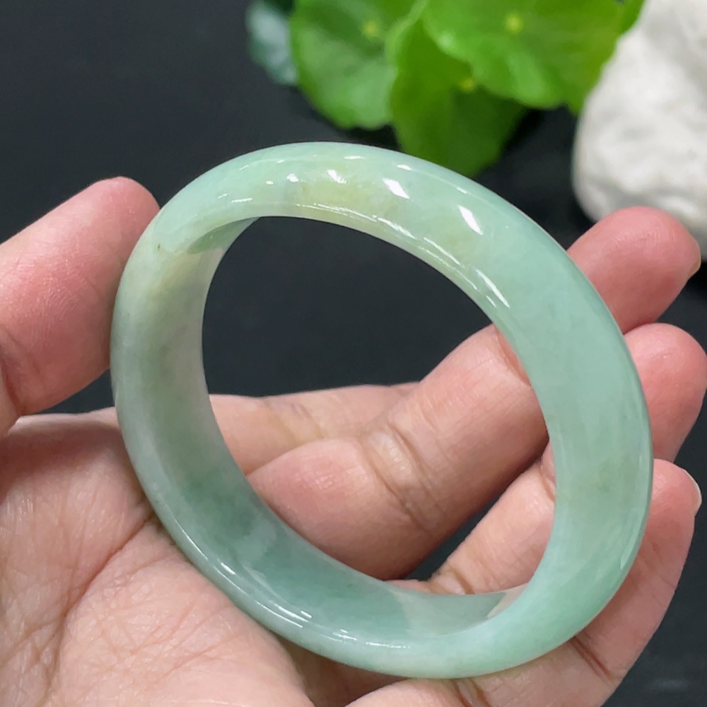 F32821359 Jadeite Concubine Bracelet 38.39g 52.3/44.3 Size