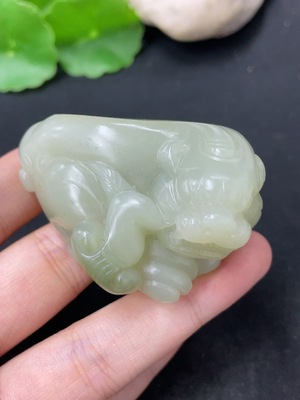 H46574490 和田玉手把件  瑞兽  皮色成因未定   货品总重约98.8g
