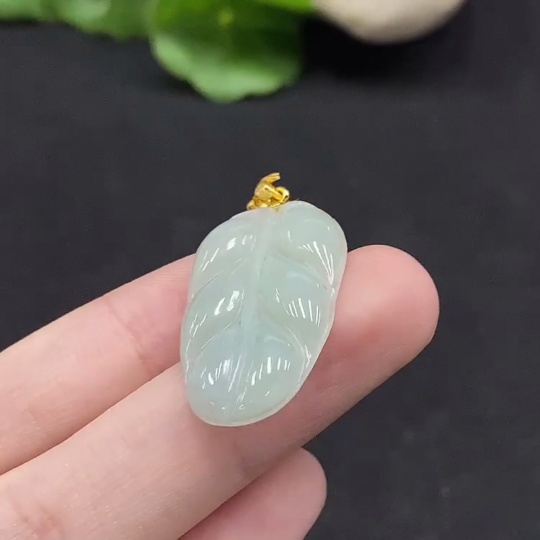 F34029704 Jadeite Leaf Pendant Non-Gold Inlaid Total Weight Approximately 3.45g