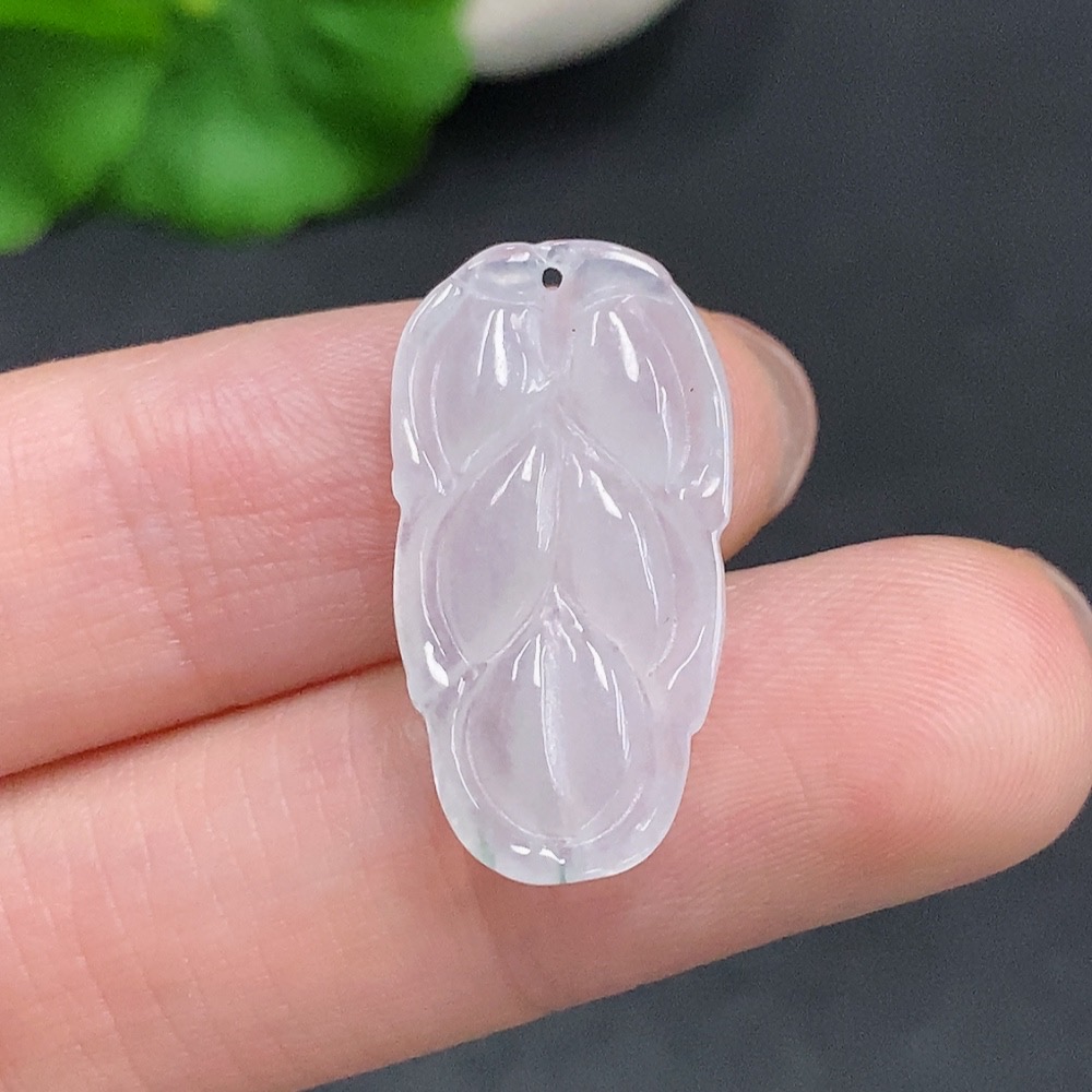 F35078241 Jadeite leaf pendant, total weight approximately 1.4g