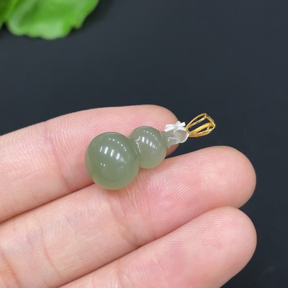 H29412153 Hetian Jade Pendant Gourd with 18k Gold Clasp Total Weight Approx. 2g