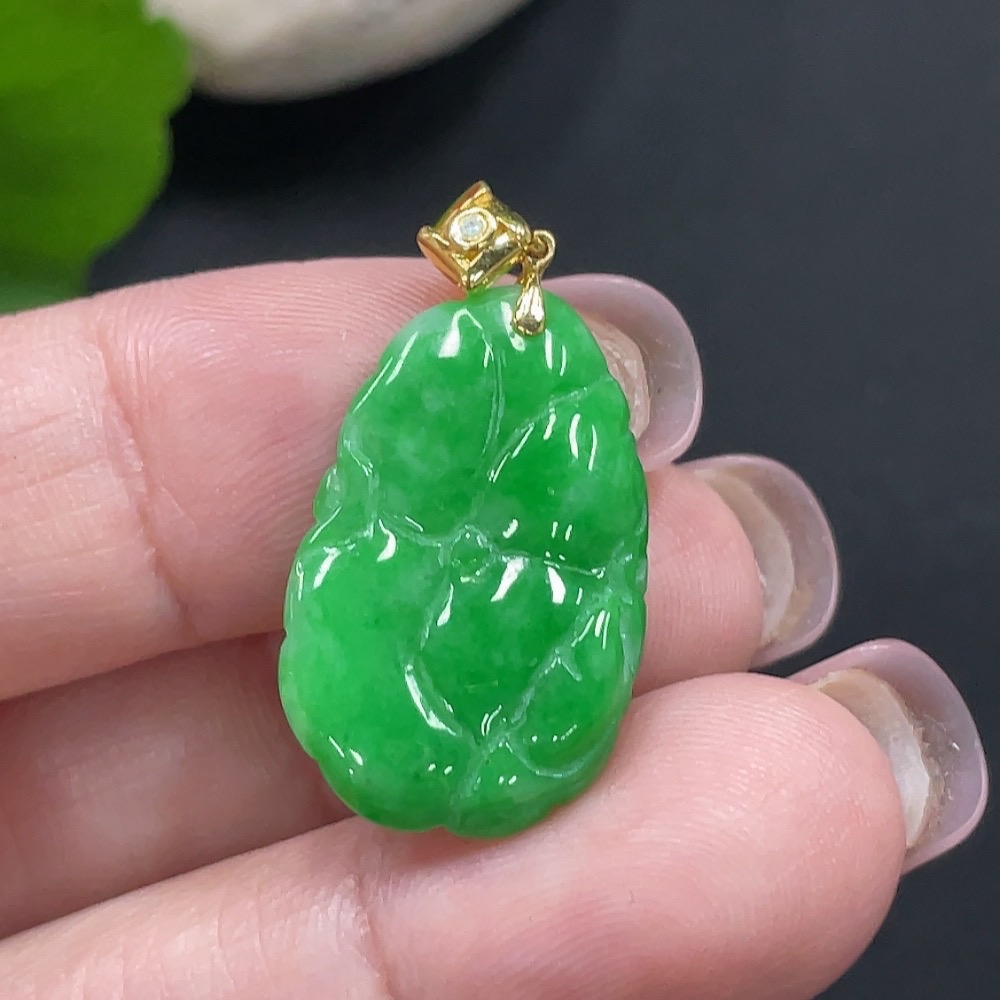F20305246 Jadeite Lotus Leaf Pendant with 18K Gold Clasp, Total Weight 2.254g