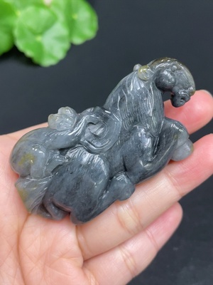 H35169558 和田玉挂件      马上封侯       货品总重约57.2g      皮色成因未定