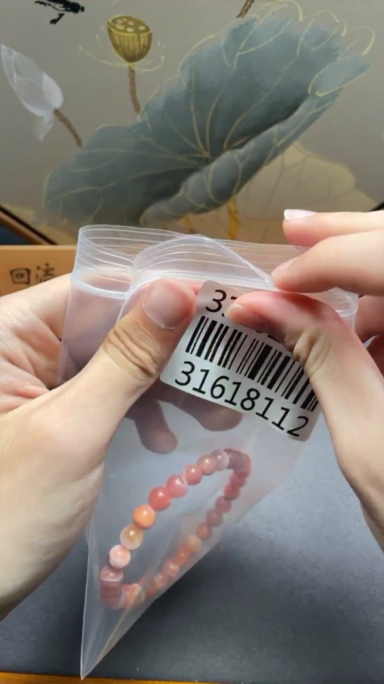 C31618112 South Red Bracelet with Visible Organic Matter, Total Weight Approx. 16.56g, Bead Size About 7.4mm