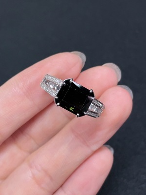 C43202471 碧玺镶嵌戒指  18k金  20圈口  货品总重约4.74克  配镶钻石