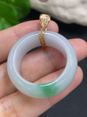 F30568993 Jadeite pendant with 18K gold clasp, total weight approx. 16.2g (set with diamonds)
