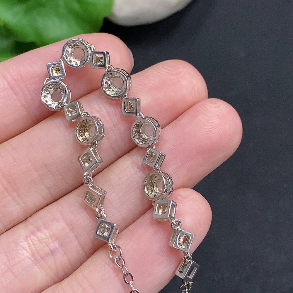 F30490511 Jadeite cabochon inlaid bracelet, non-gold setting, total weight approximately 4 grams