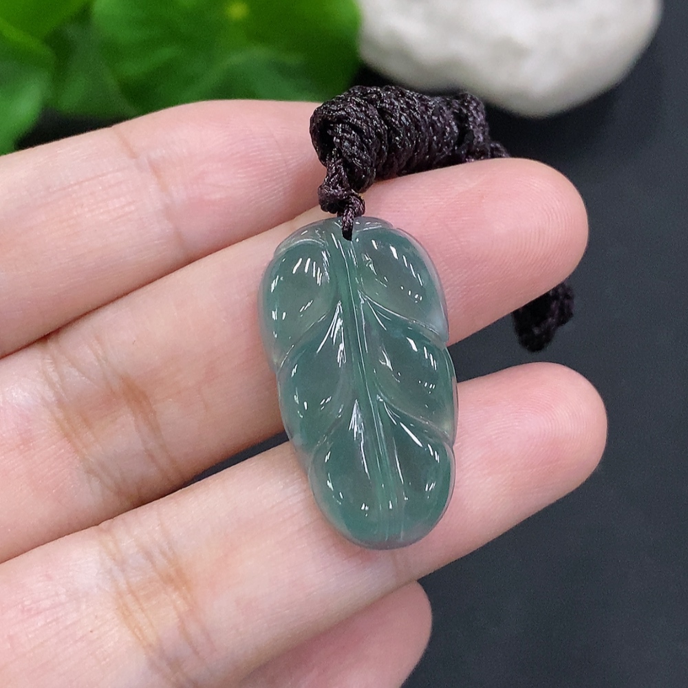 F34022926 Jadeite leaf pendant, total weight including cord approximately 4.1g