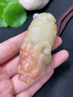 H41856156 寿山石手把件  瑞兽   货品总重约（含绳）112.3g