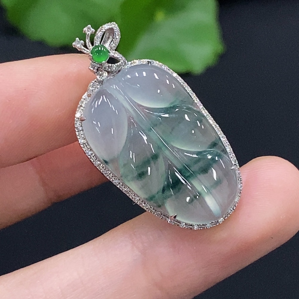F32753791 Jadeite leaf inlaid pendant 18K gold, total weight approx. 3.94g