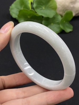 F35189577 翡翠正圈手镯 圈口59.8 有断裂 货品总重约49.38g