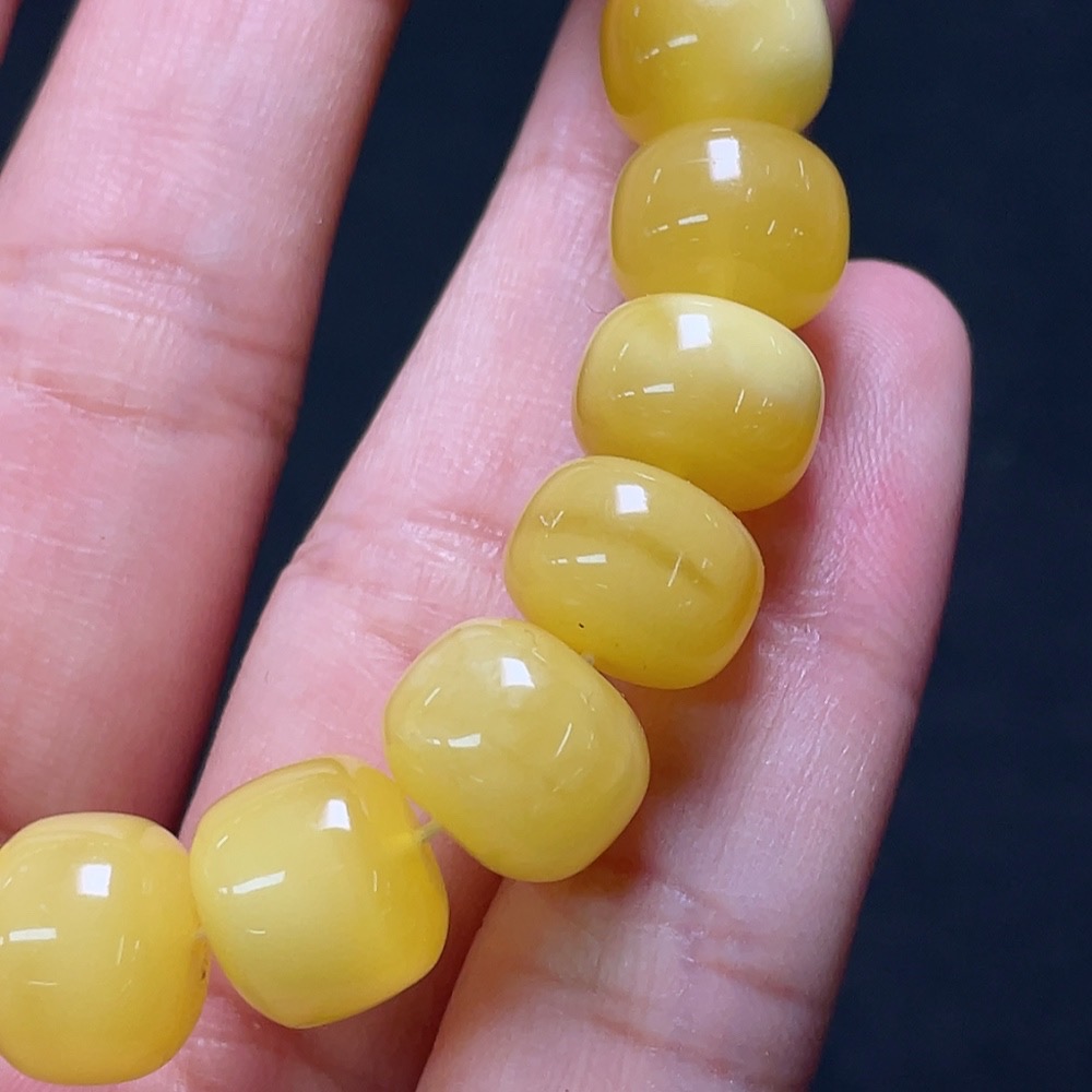 C31665658 Amber and Beeswax Bracelet, Total Weight Approximately 16.04g, Bead Size About 10.9mm