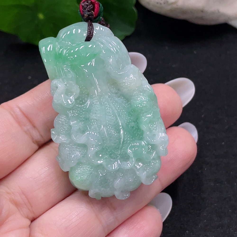 F33900300 Jadeite cabbage pendant Total weight about 48.7g (including rope weight)