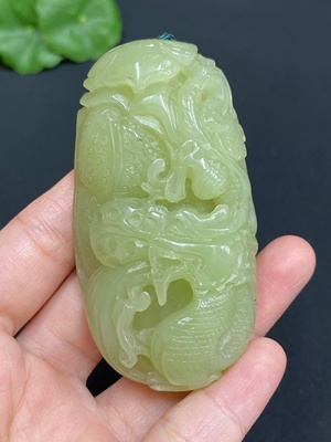 H28213282 和田玉手把件    龙     货品总重约（含绳）87.2g