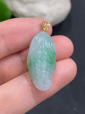 F34022263 Jadeite Corn Pendant with 18K Gold Clasp, Total Weight Approximately 4.2g