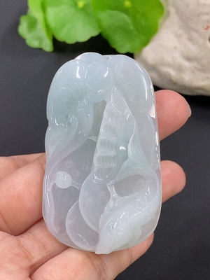 F42952577 翡翠荷叶鱼挂件 货品总重约35.1g