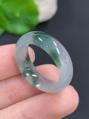 F42967361 翡翠戒圈 货品总重量约5.5克 圈口19