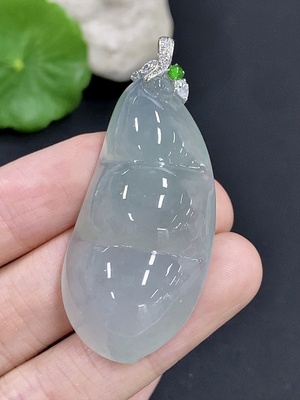 F46552909 翡翠福豆挂件 扣头18K金 货品总重约20.8克（仅最小配石为钻石）