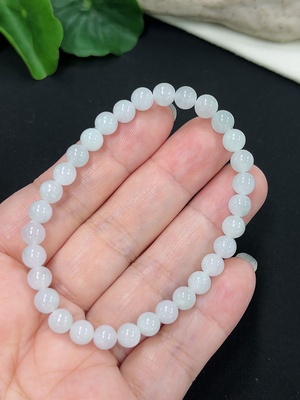 F46584700 翡翠手串 卡5.8mm左右  货品总重约10克