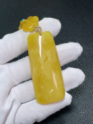 C41930968 琥珀蜜蜡挂件  货品含绳重约24.96克  配石考虑非天然