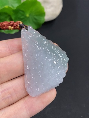 F42967149 翡翠随形挂件 货品总重量约22克（含绳重）