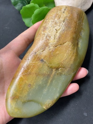 H40688386 和田玉  皮色成因未定 含其他矿物成分 货品总重约710g