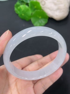 F46485384 翡翠正圈手镯 圈口57.2mm 货品总约重43.38g