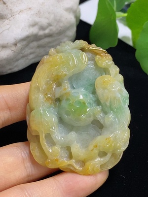 F46564564 翡翠貔貅挂件 疑似镀金 货品总重约43.84克 颜色成因未定