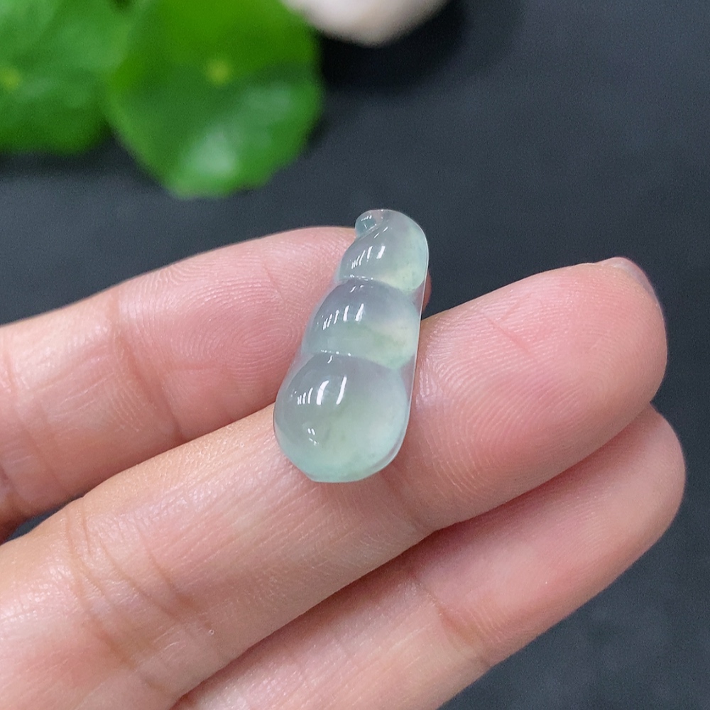 F35088648 Jadeite auspicious bean inlay piece with a total weight of approximately 1.42g