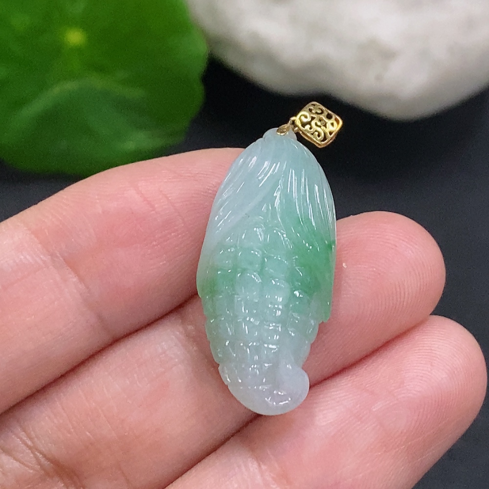 F34022263 Jadeite Corn Pendant with 18K Gold Clasp, Total Weight Approximately 4.2g