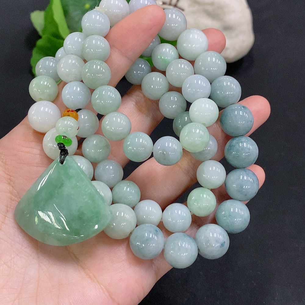 F34962515 Jadeite Freeform Pendant Total Weight Approx. 151.6g (Including Beaded Chain) Non-Jadeite Beads