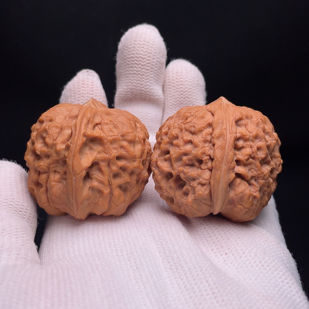 W34988121 Walnut Total weight approx. 35.92g Size approx. 39.4mm