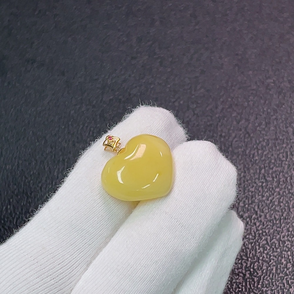 C33852187 18K Amber Pendant, Total Weight Approx. 1.24g